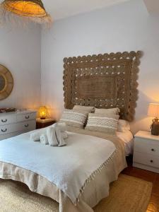 Un dormitorio con una cama grande con dos animales de peluche. en EDEN GARDEN b&b, en Ponferrada