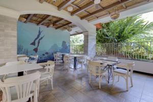 un restaurante con mesas y sillas y un mural en Greenspace 2BHK with resort style amenities, en Vasco Da Gama