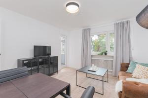 un soggiorno con divano e TV di S02 Exclusive Stuttgart City 2Room Dream Apartment a Stoccarda