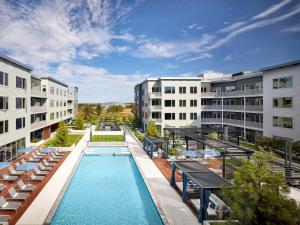 Florham ParkにあるAVE Florham Park - Furnished Apartment, Florham Park NJのスイミングプール付きのアパートメント複合施設の空中ビュー