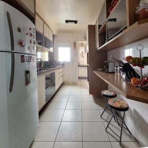 uma cozinha com um frigorífico e uma bancada em Apto espaçoso no Aquarius em São José dos Campos