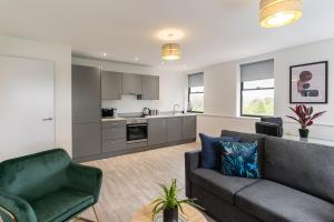 un soggiorno con divano e una cucina di Host & Stay - 52 Waterside Place a Taunton
