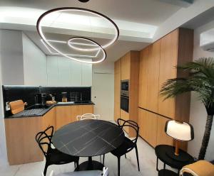 a kitchen with a table and chairs and a chandelier at Casa Roseta Luxury in Alicante