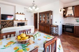 Η κουζίνα ή μικρή κουζίνα στο PANORAMICA CASA IN PIETRA NEL CILENTO