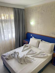 Postel nebo postele na pokoji v ubytování Dilhan Hotel