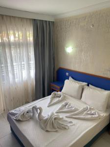 Postel nebo postele na pokoji v ubytování Dilhan Hotel