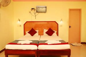 Postel nebo postele na pokoji v ubytování KG Grand Inn