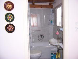 Phòng tắm tại Maria`s Haus in Artemida +30 ảnh