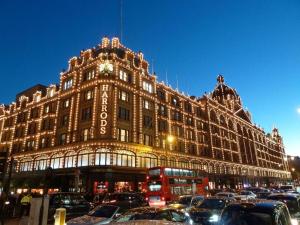 a large building with cars parked in front of it at Liverpool St Shoreditch London Terrace Apartment in London