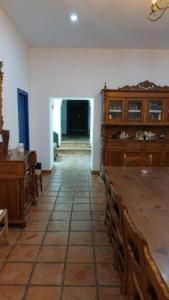 een grote kamer met aasteryasteryasteryasteryasteryasteryasteryasteryasteryasteryasteryasteryasteryasteryasteryasteryasteryastery bij El Retiro Vivienda Rural in Villanueva del Rey
