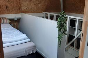 Katil atau katil-katil dalam bilik di Geschakelde recreatiewoning met omheinde tuin +18 gambar