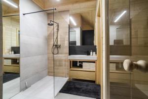 a bathroom with a shower and a sink at Stylchyn Park-Apartament z Widokiem na Jezioro Czorsztyńskie - by Upstairs in Kluszkowce