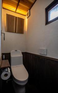 A bathroom at アップスタイル大垣ー明治から時を刻む古民家。