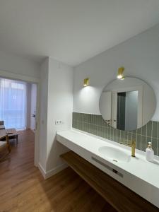 y baño con lavabo y espejo. en Arroyo 3 Apartments, en Sevilla
