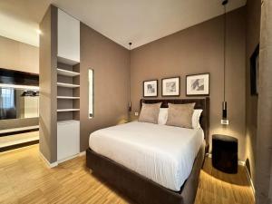 Un dormitorio con una cama y una estantería. en Easydomus Rome, en Roma