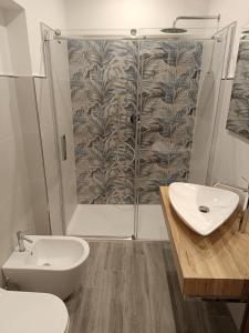 W łazience znajduje się toaleta, umywalka i prysznic. w obiekcie Il Casale Di Ginetto w mieście Cascia