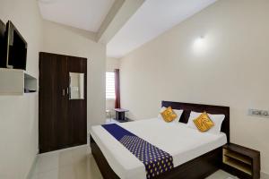 Una cama o camas en una habitación de SPOT ON Capital Inn Hotel Rooms