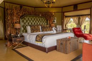 een slaapkamer met een groot bed met een zwaan erop bij TARANGIRE KURO TREETOP LODGE in Manyara