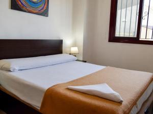 Posteľ alebo postele v izbe v ubytovaní Apartamentos Mirador del Castillo 3000 + 37 fotografií