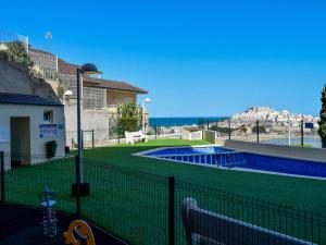 Bazén v ubytovaní Apartamentos Mirador del Castillo 3000 alebo v jeho blízkosti