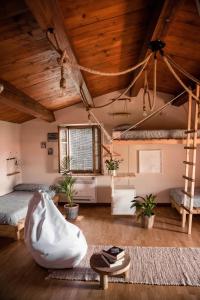 een slaapkamer met een bed, een ladder en een tafel bij Social Garden - Sharing Room in Calci