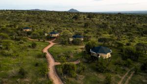 uma vista aérea de uma casa no meio de um campo em TARANGIRE KURO TREETOP LODGE em Manyara mais 5 fotografias