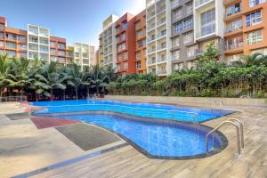 una piscina di fronte ad alcuni edifici di appartamenti di Pool view 2BHK 5 min to Airport a Vasco da Gama