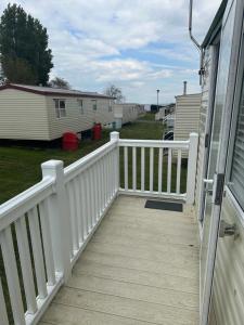 une clôture blanche sur une terrasse couverte d'une maison dans l'établissement Bayview-Warden Springs, à Warden