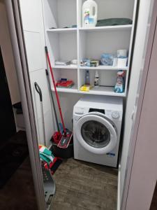 een wasruimte met een wasmachine en een wasmachine bij Apartman - Centrum in Bratislava