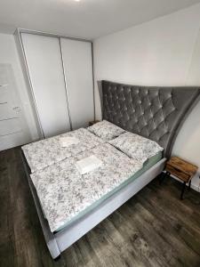 een bed in een kleine kamer met een matras bij Apartman - Centrum in Bratislava