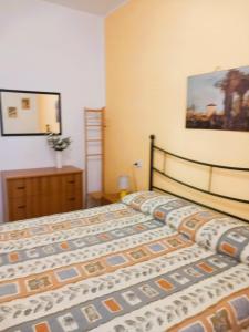 een slaapkamer met een bed en een dressoir bij Borgo San Savino in San Savino