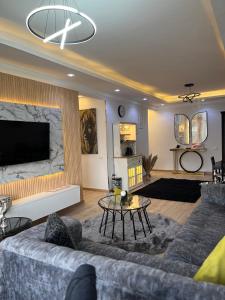 un salon avec un canapé et une table dans l'établissement شقة فاخرة مطلة على نهر النيل, au Caire