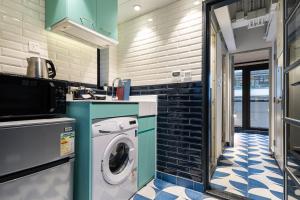 a laundry room with a washer and a washing machine at Habyt Bridges - 66 Staunton Street in Hong Kong