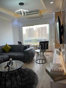 un salon avec un canapé et une grande fenêtre dans l'établissement شقة فاخرة مطلة على نهر النيل, au Caire