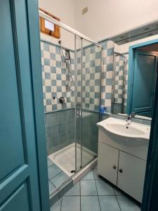La salle de bains est pourvue d'une douche et d'un lavabo. dans l'établissement La Giara, à Vulcano