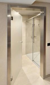 y baño con ducha y puerta de cristal. en Hotel Pimar & Spa, en Blanes