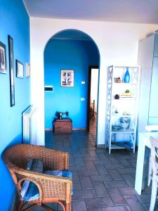 San SavinoにあるBorgo San Savinoの青い壁の客室で、椅子とテーブルが備わります。