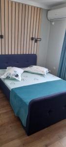 ベクレアンにあるPensiunea Abimarのベッドルーム1室(青い掛け布団付きのベッド1台付)