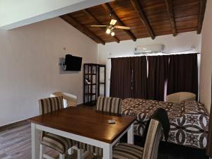 a room with a table and a bed and a dining room at Villa Termal Norte in Federación