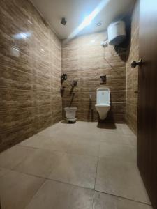 uma casa de banho com dois WC num quarto em Hotel Ronit Royal - New Delhi Airport em Nova Deli