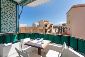 a table and chairs on a balcony with a view at Apartamento La Concha in Candelaria