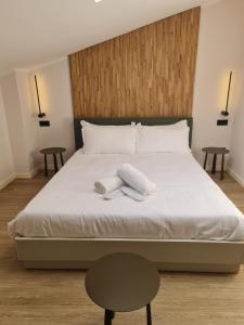 una camera da letto con un letto e due asciugamani di Hotel Miratorre superior a Pisa
