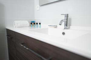 ein Badezimmer mit Waschbecken und Spiegel in der Unterkunft Atlantic Selection - Le Catamaran - Face au port in Capbreton