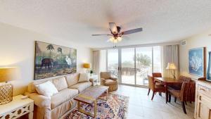 Χώρος καθιστικού στο Seaside Bliss Oceanfront 3 Bedroom 3 Bath Condo
