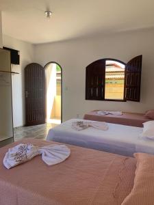dwa łóżka siedzące obok siebie w sypialni w obiekcie Pousada da Ilha ECO LAZER w mieście Una