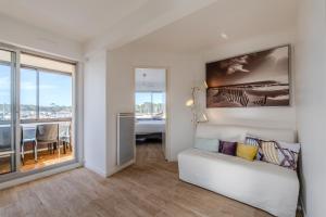 ein Schlafzimmer mit Bett und ein Zimmer mit Aussicht in der Unterkunft Atlantic Selection - Le Catamaran - Face au port in Capbreton