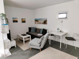 sala de estar con sofá y mesa en Ferienwohnung-Heide-2 en Walsrode