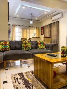- un salon avec un canapé et une table dans l'établissement Villa deux chambres, à Cotonou