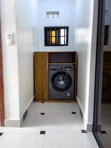 a washer and dryer sitting in a room at Villa deux chambres in Cotonou