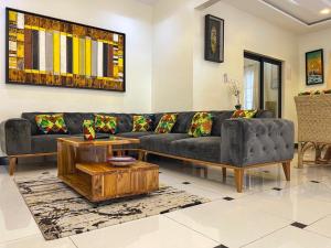 ein Wohnzimmer mit einem Sofa und einem Tisch in der Unterkunft Villa deux chambres in Cotonou